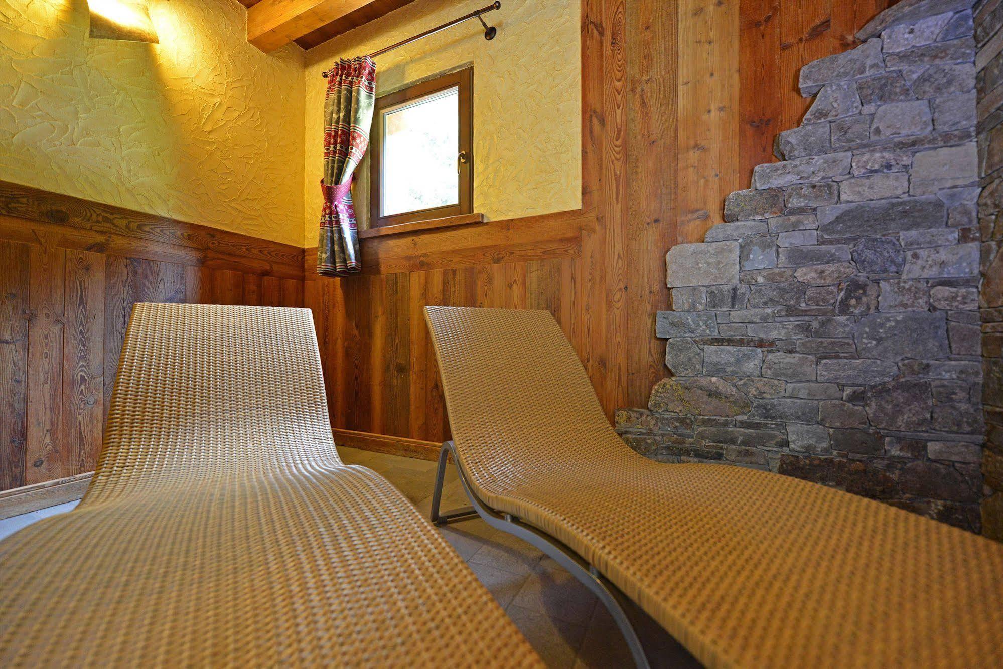 Hotel Le Petit Abri Champoluc Exterior foto